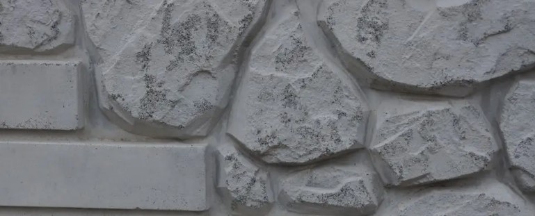 Zoom sur une finition murale effet pierre grise, imitation réaliste